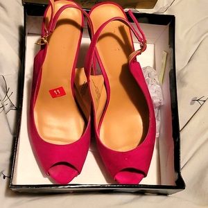 Is Thalia Sodi fuchsia heels